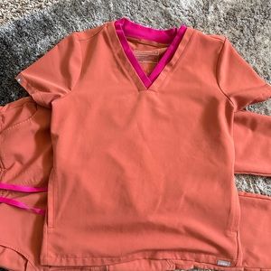 FIGS scrub set —jogger bottoms and 2 pocket scrub top